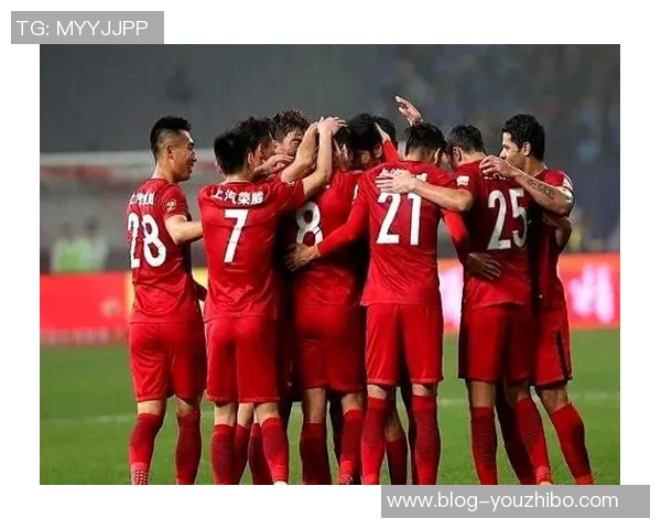 上海上港与山东队激战正酣争夺中超联赛重要积分的关键之战